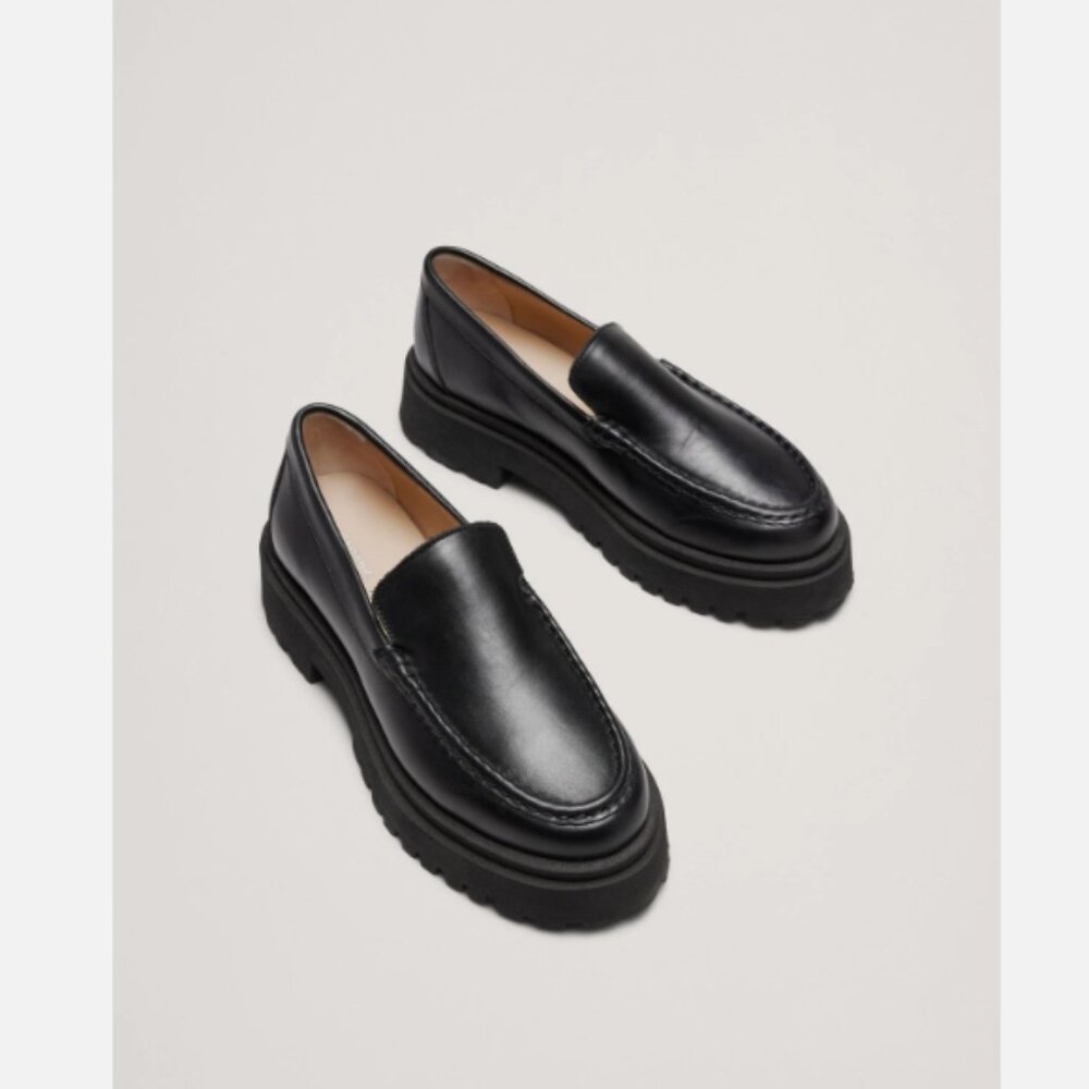 NWT Banana Republic Leather Lug-Sole Loafer + DUST BAG AND ORIGINAL BOX